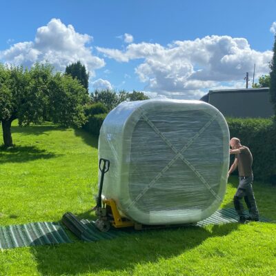 Transport des quadratischen holzbefeuerten Whirlpools Gardenvity mit einem Hubwagen